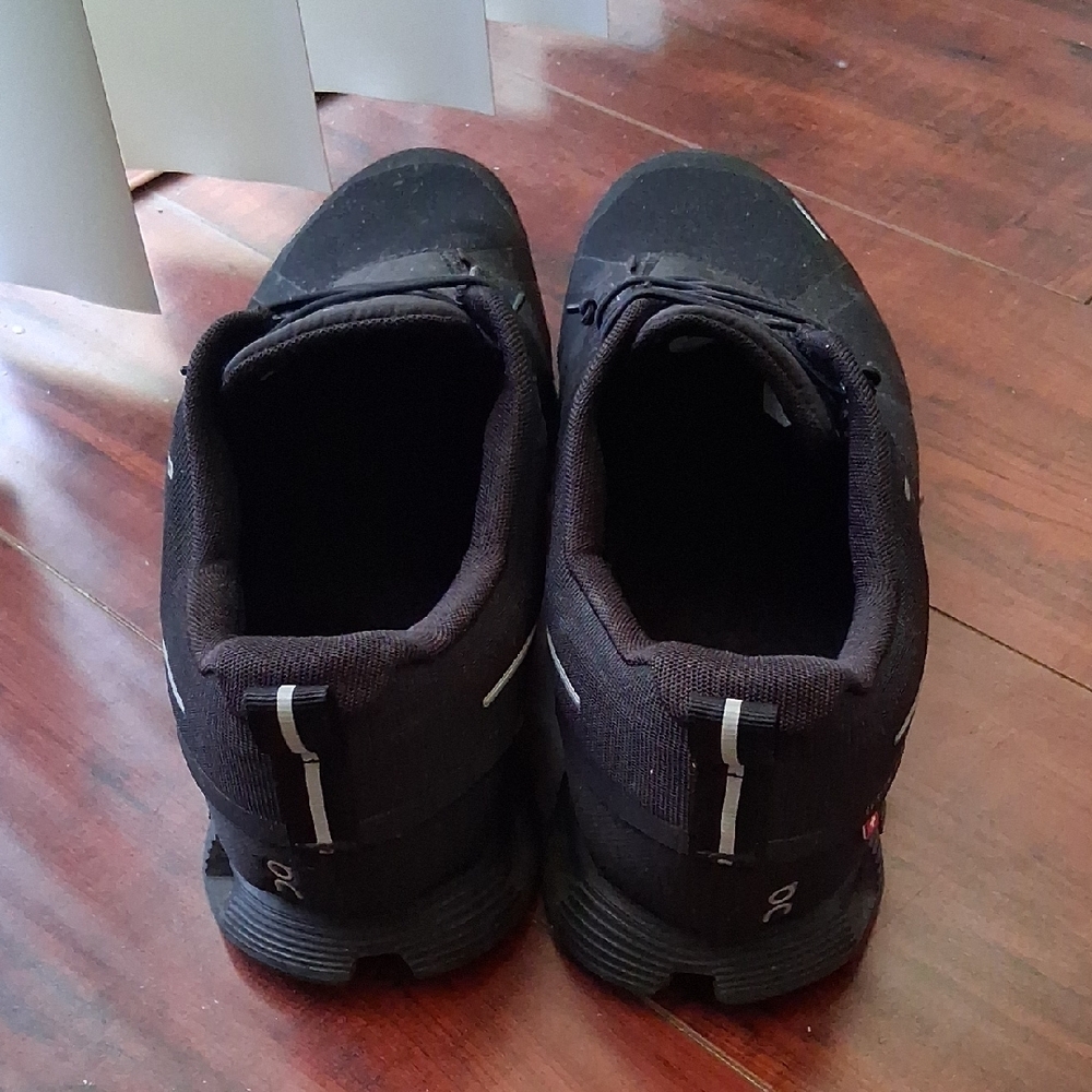On Running Men's Black Athletic Shoes - Picture 2 of 4